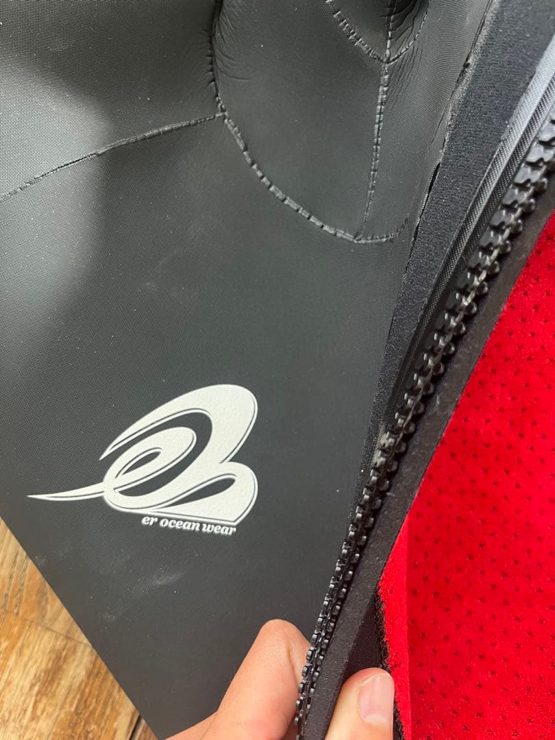 フード付きグレー/ブラックウェットスーツ