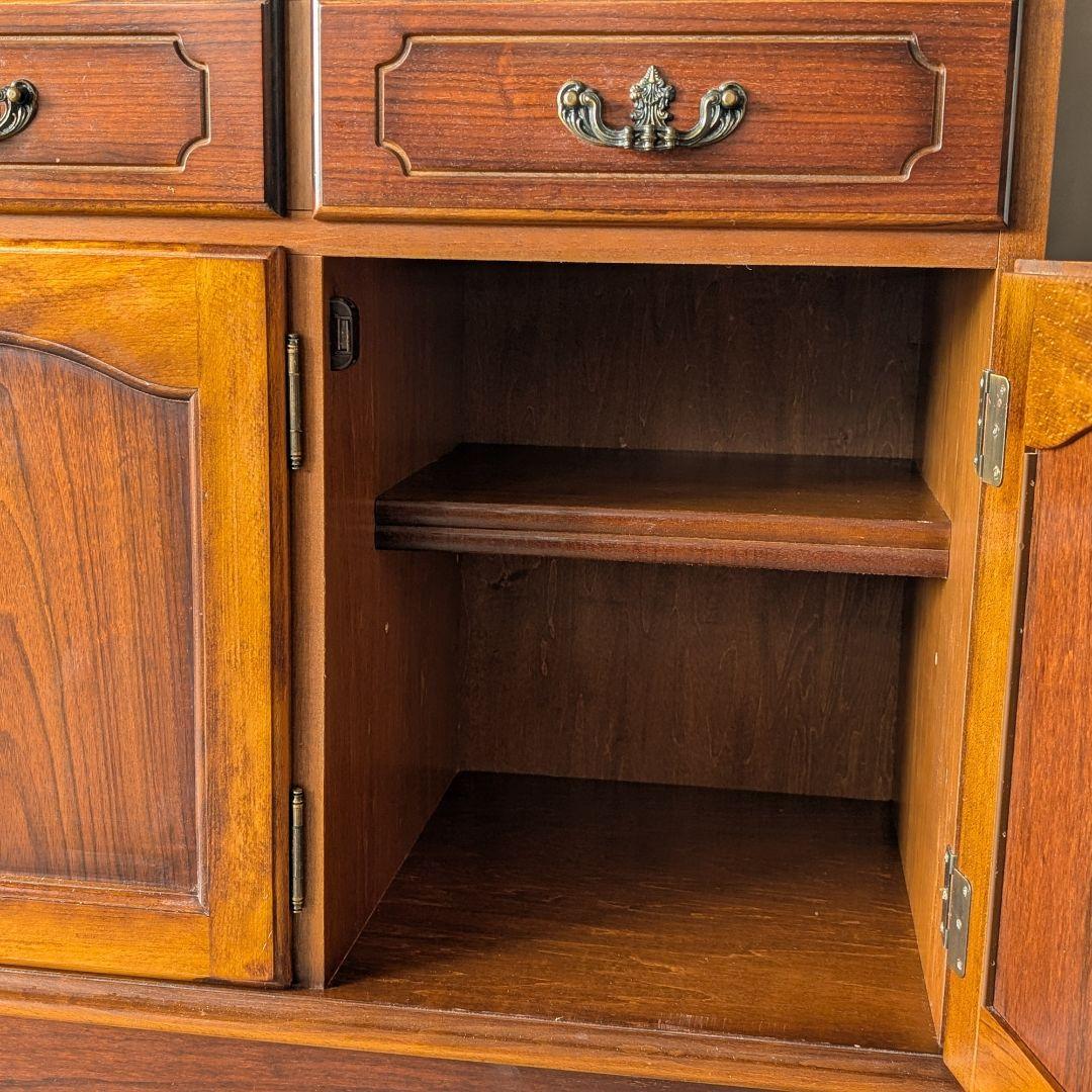 【古家具】カリモク家具 コロニアルシリーズのヴィンテージな食器棚　キッチンボード