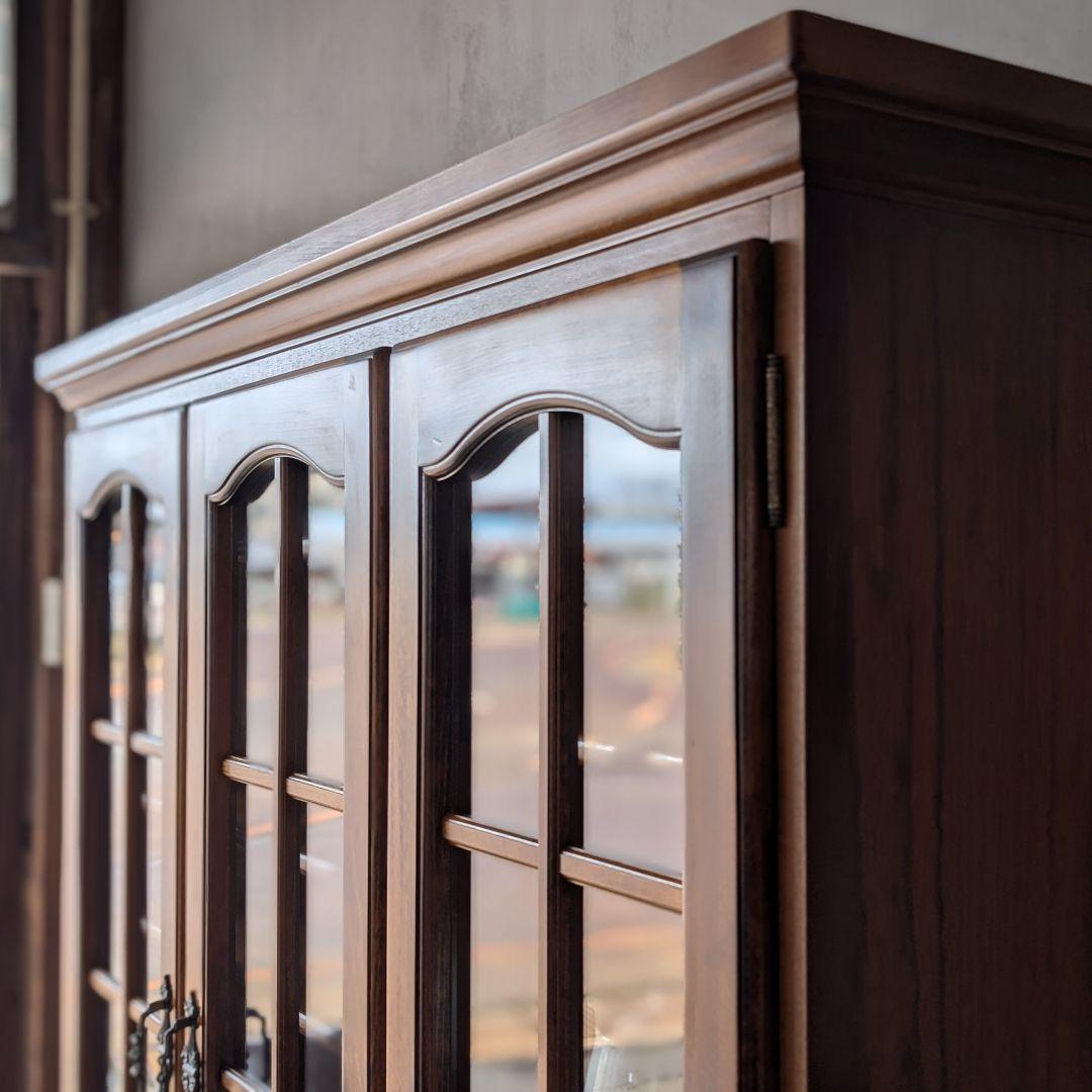 【古家具】カリモク家具 コロニアルシリーズのヴィンテージな食器棚　キッチンボード