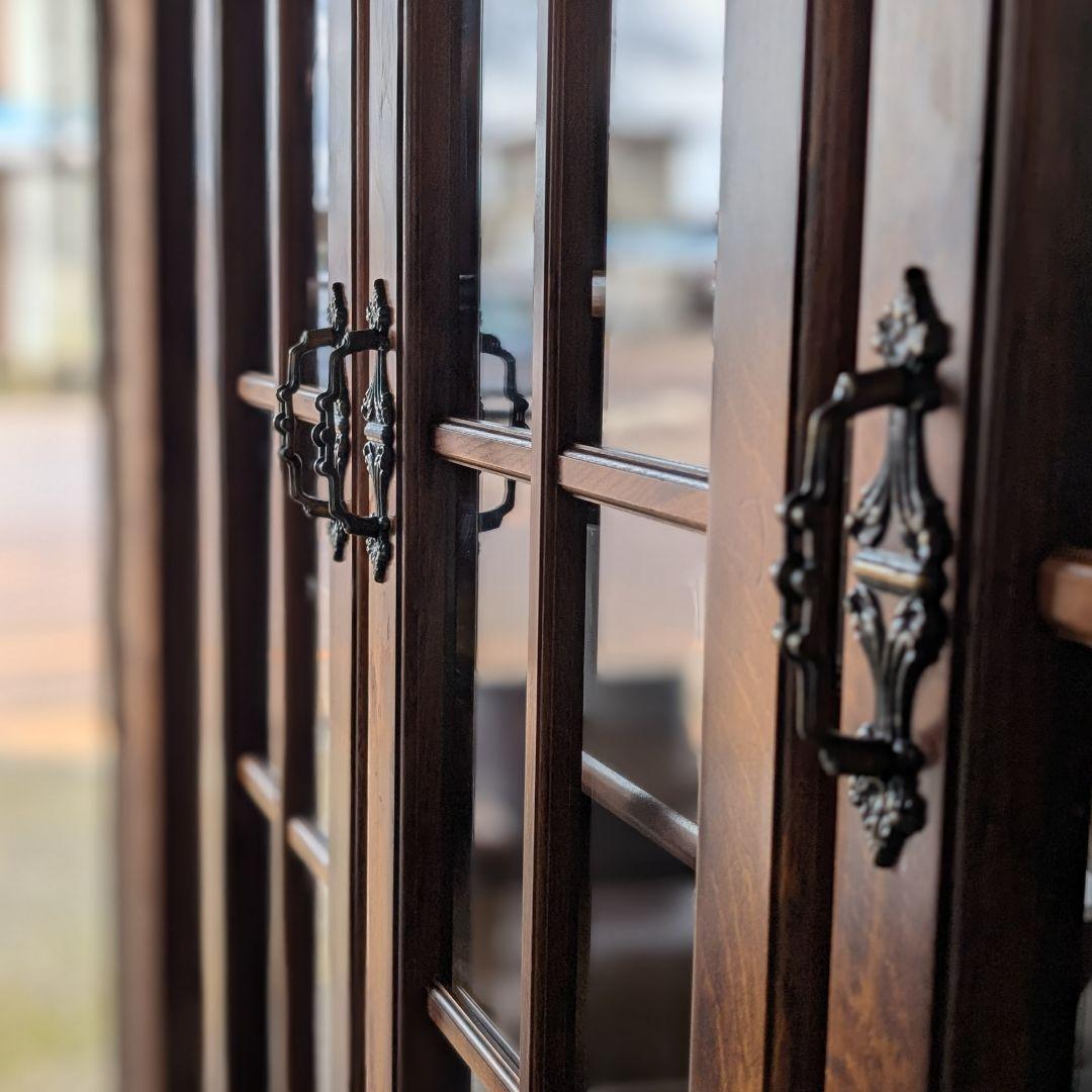 【古家具】カリモク家具 コロニアルシリーズのヴィンテージな食器棚　キッチンボード