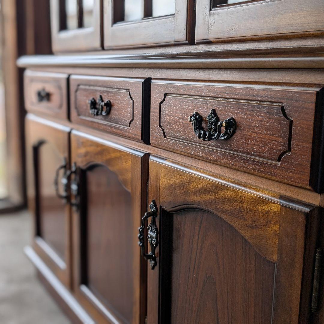 【古家具】カリモク家具 コロニアルシリーズのヴィンテージな食器棚　キッチンボード