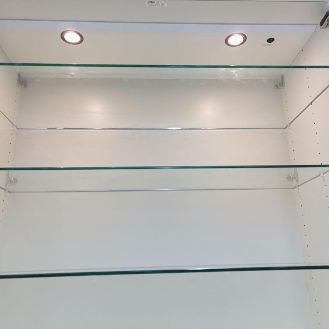 ◇大阪府 神戸市 配達料無料！arflex◇キャビネット◇ 照明付き◇ガラス扉◇