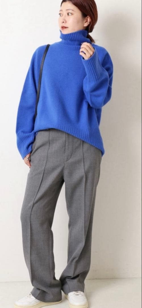 グレー ストレートシルエット カジュアルパンツ