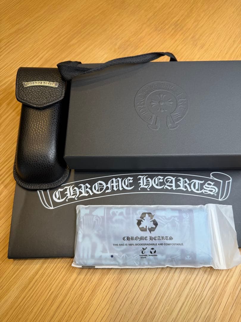 ほ*く様 CHROME HEARTS スクロールラベル レザー ハードアイウェア