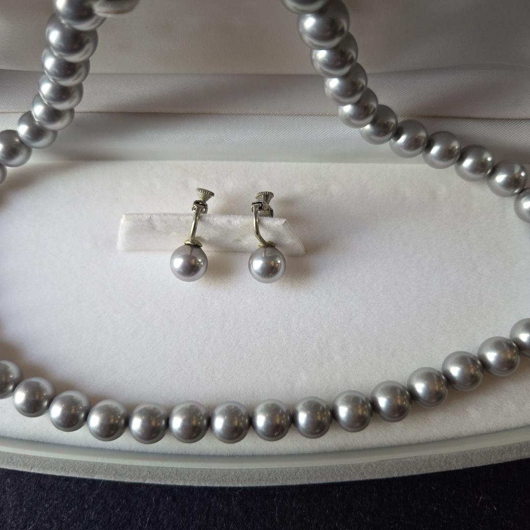 ウェイです。パールネックレスとイヤリング 　ケース付　8mm　グレー