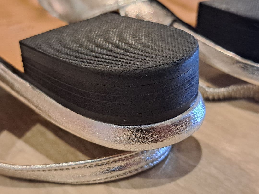 【人気完売】【美品】OHGA シルバー ポインテッドトゥ ミュール