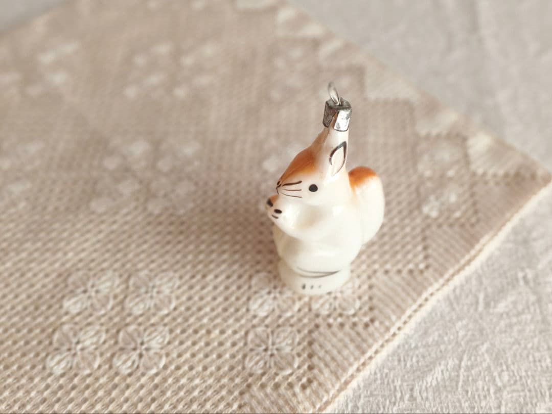 * vintage ornament ୨୧ * ミルク色ガラスの 素敵なリスさん