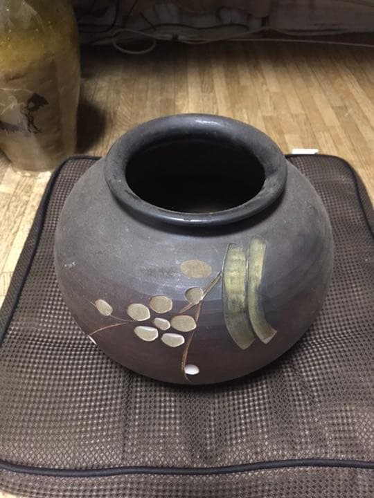 底に何か掘ってありますが不明