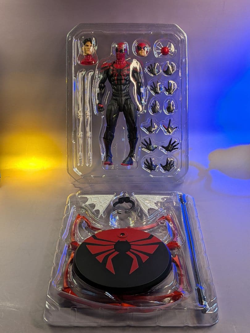MESS TOYS製のスーペリア・スパイダーマン1/12スケール新しい未開封