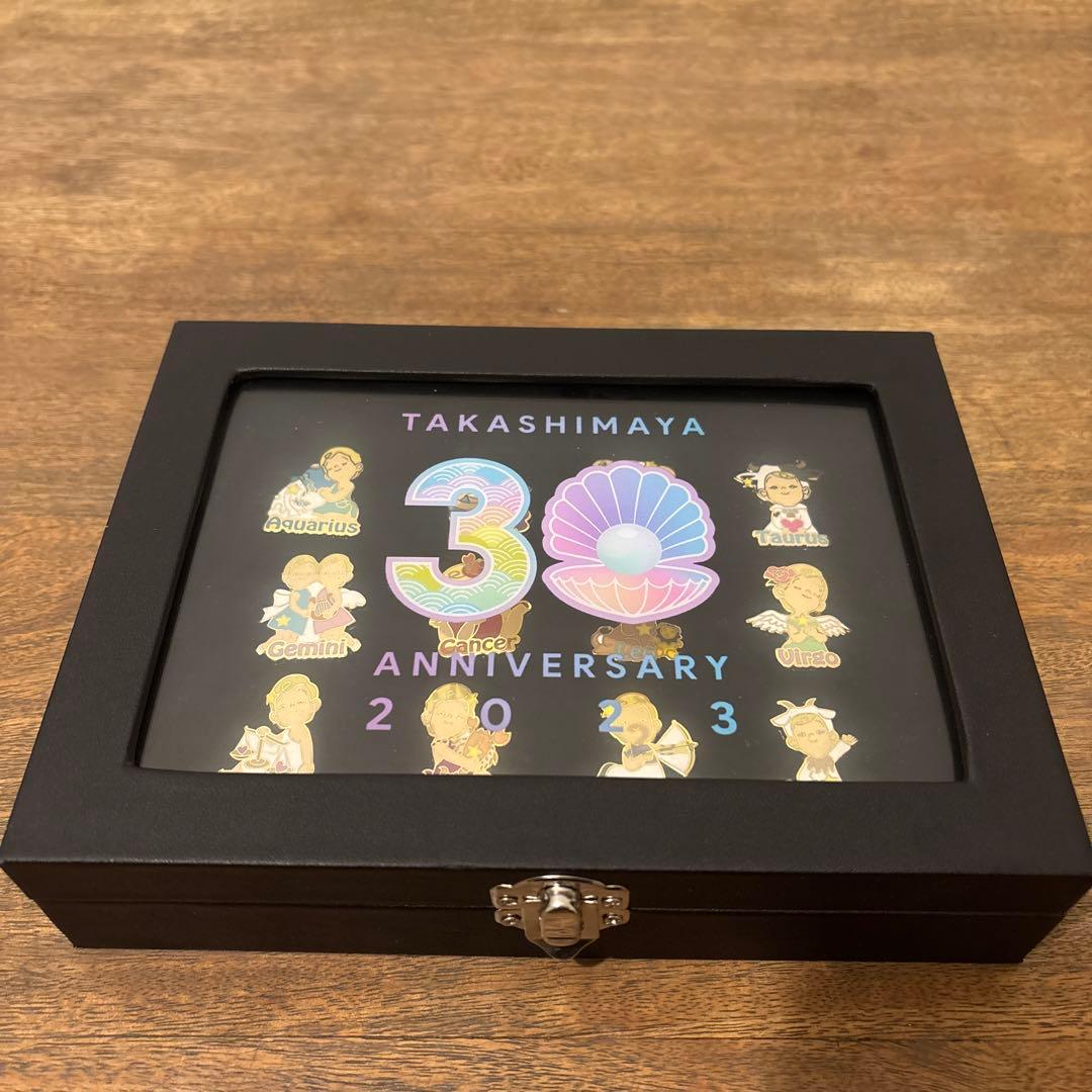 【希少】髙島屋シンガポールローズちゃん星座ピンバッジ（2023年） 30周年記念