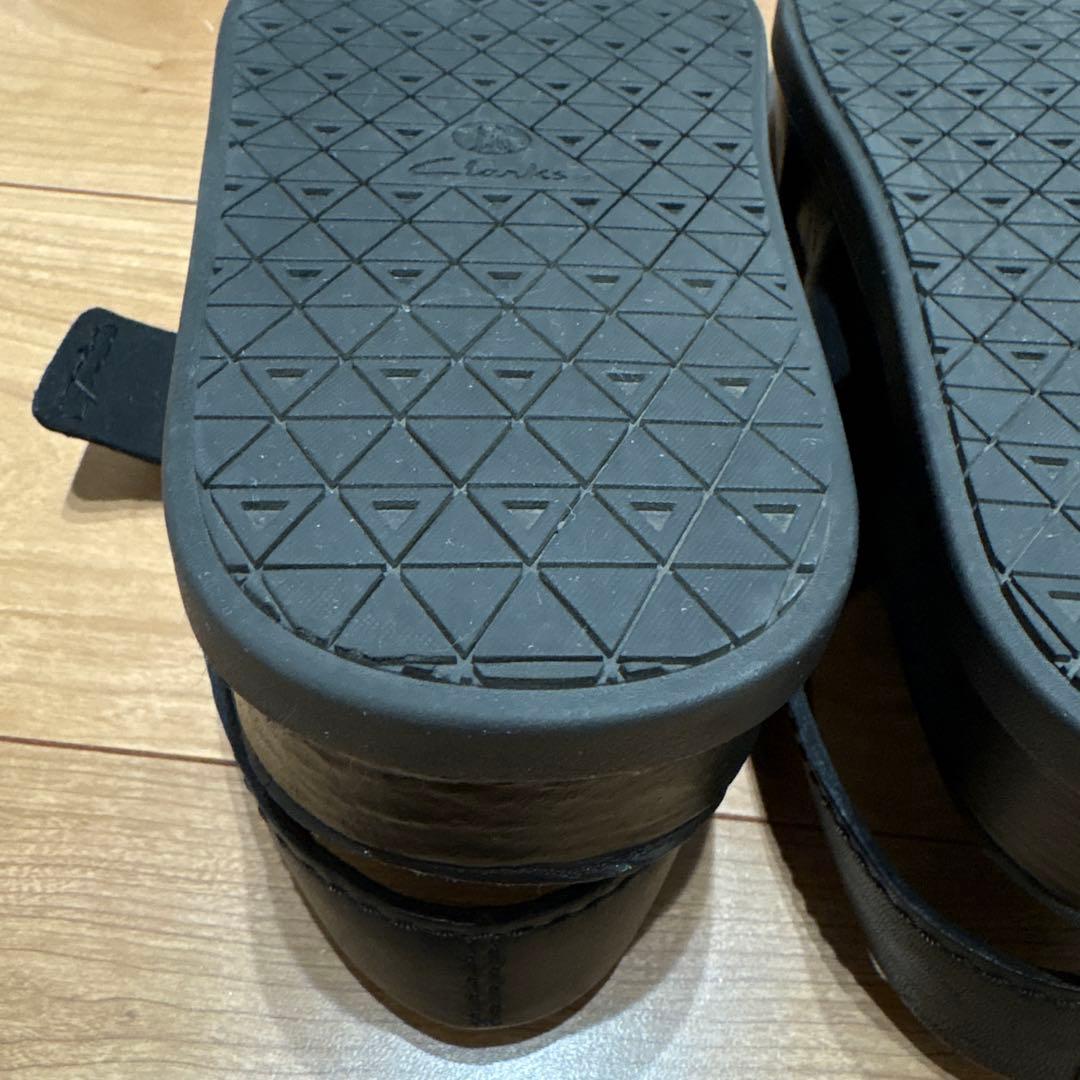 Clarks signatureブラック レザー サンダル