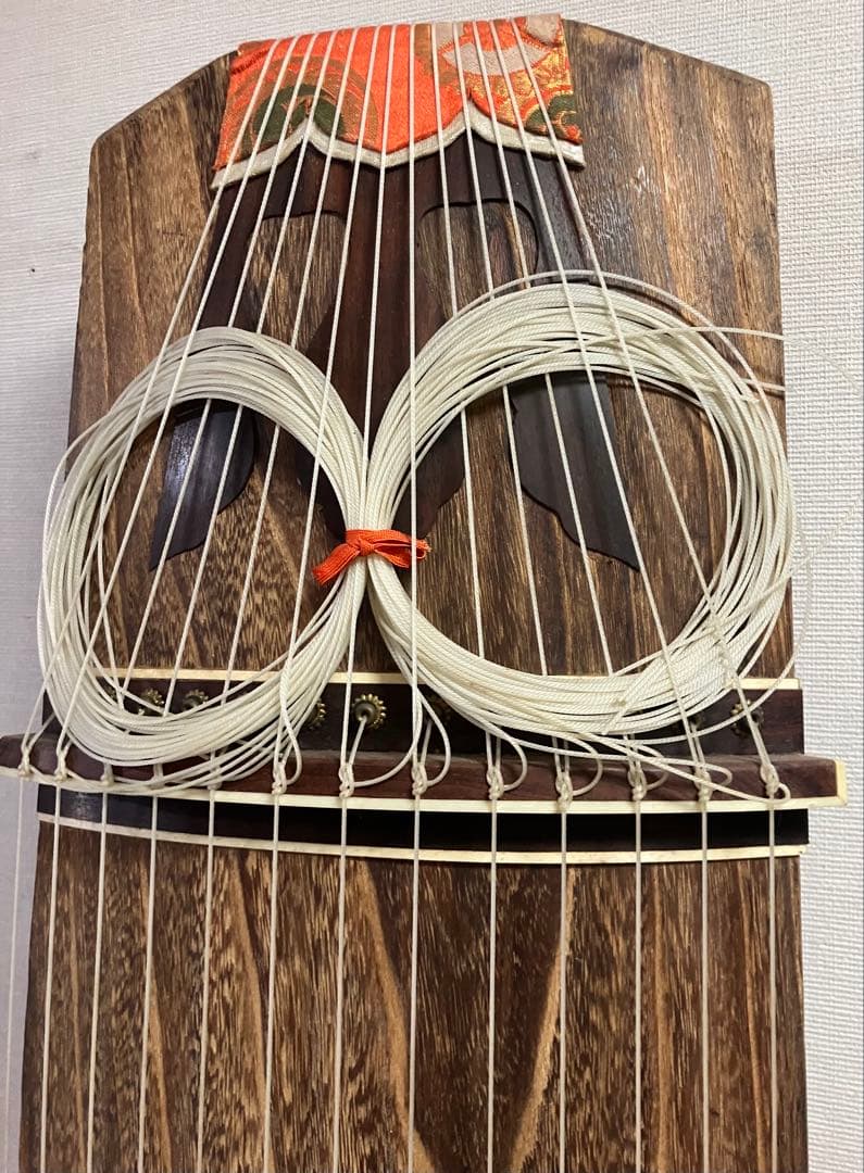 さ　13弦お琴です。並甲、すだれ彫り 琴柱他一式付き