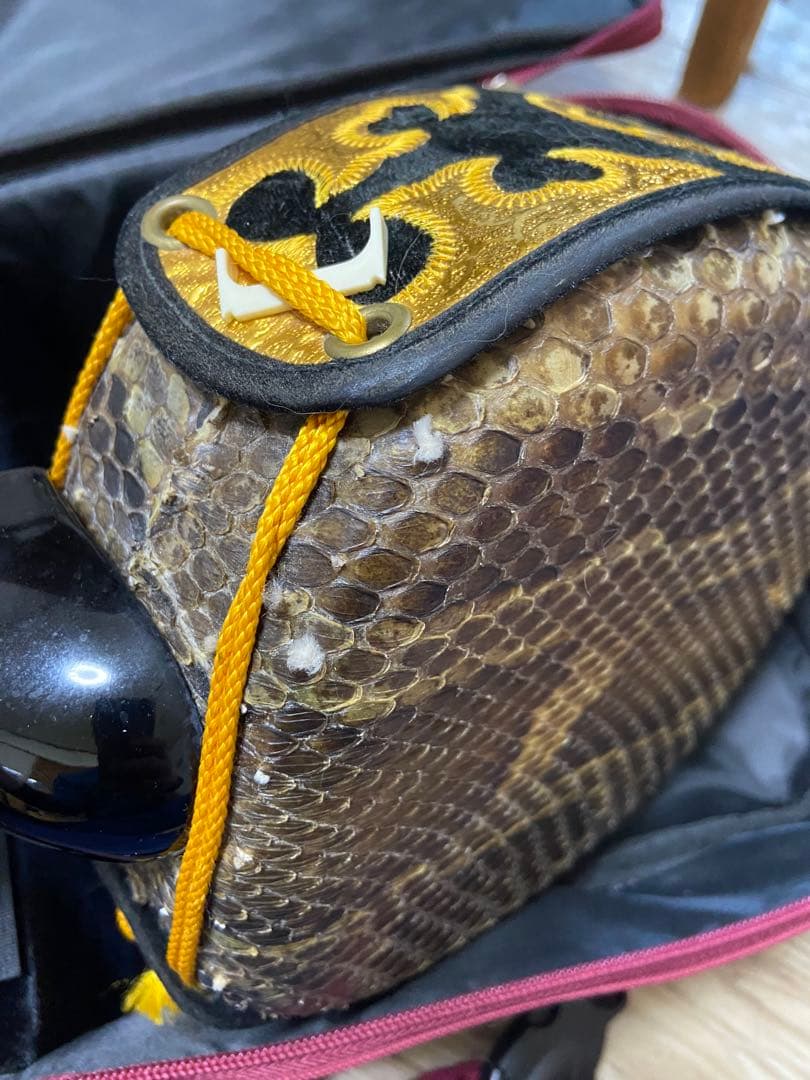 本皮蛇皮　三線　ケース付きレッド　少々難あり　値段相談可