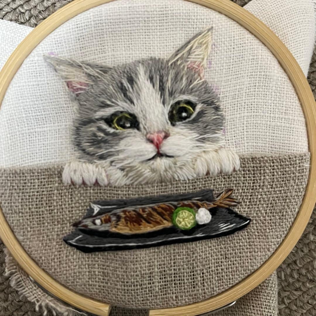 き*ん様 ハンドメイド刺繍キーホルダー　焼きさんまとハチワレサバトラさん