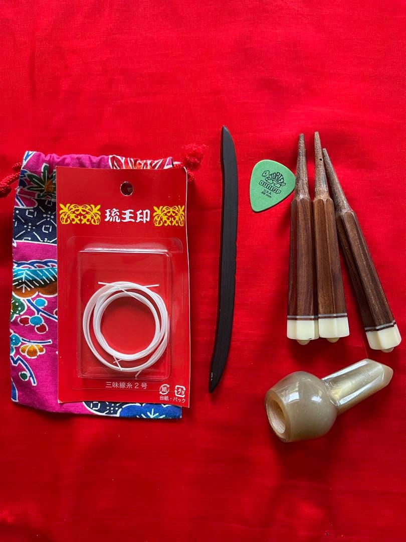 カラクイが美しい蛇皮三線 、バチその他ハードケース付き