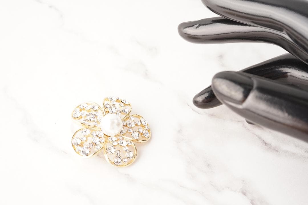 Rene ルネ パール お花 フラワーモチーフ クリスタルブローチ 中 ビジュー