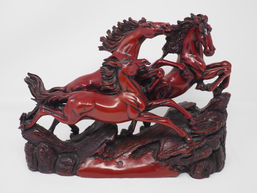 躍動感あふれる馬の置物　削り出し　木製　台湾製　重量感あり5.2ｋｇ　3頭　彫刻