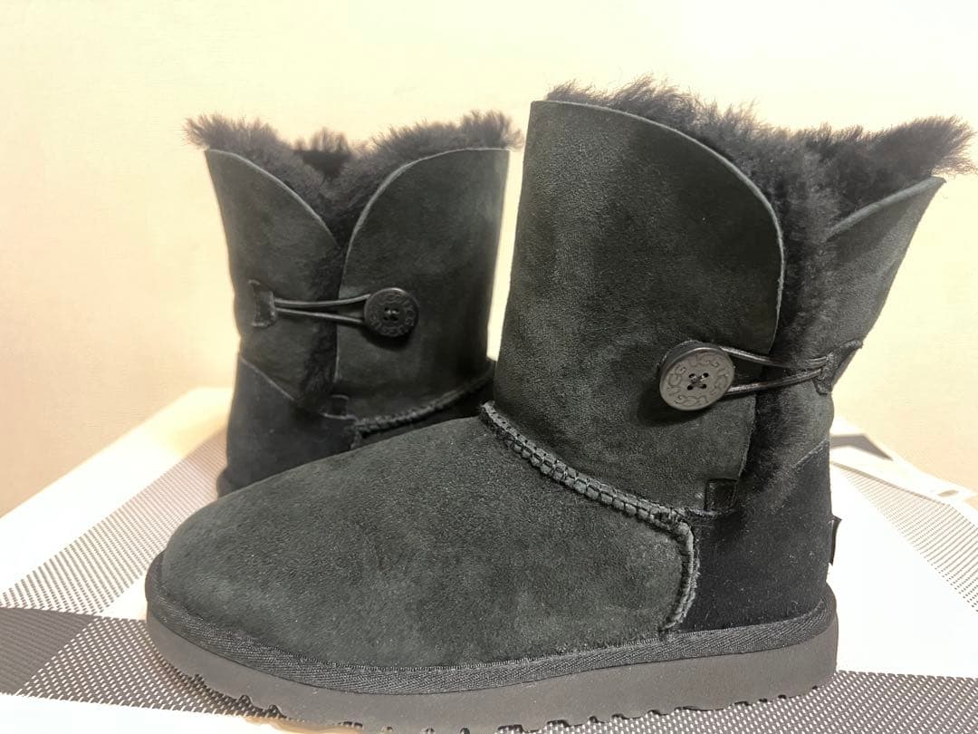 3*1様 UGG黒 スエード ボタン付き ショートブーツ