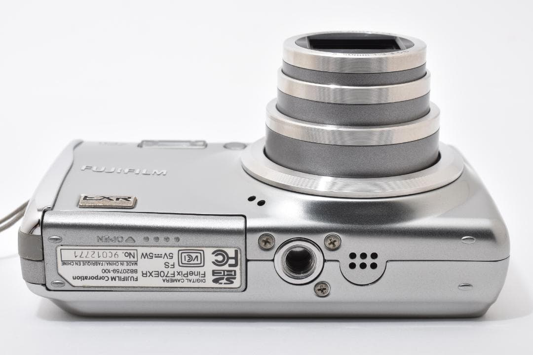 フジフィルム　FUJIFILM Finepix F70EXR シルバー