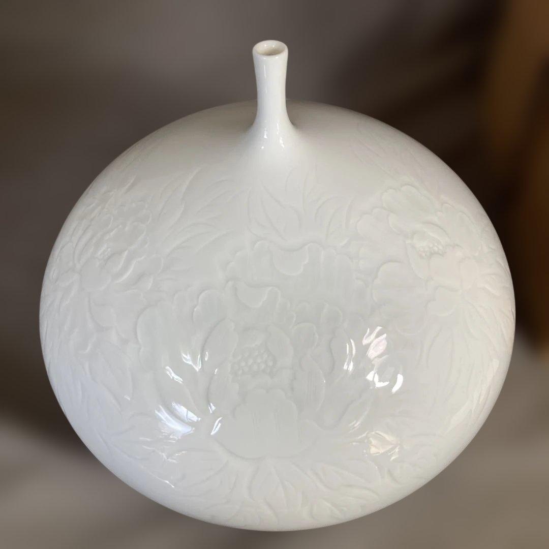 【中尾恭純】白磁の伝統　名窯　伝統工芸会員　中仙窯　中尾恭純作　白磁牡丹彫文　壷