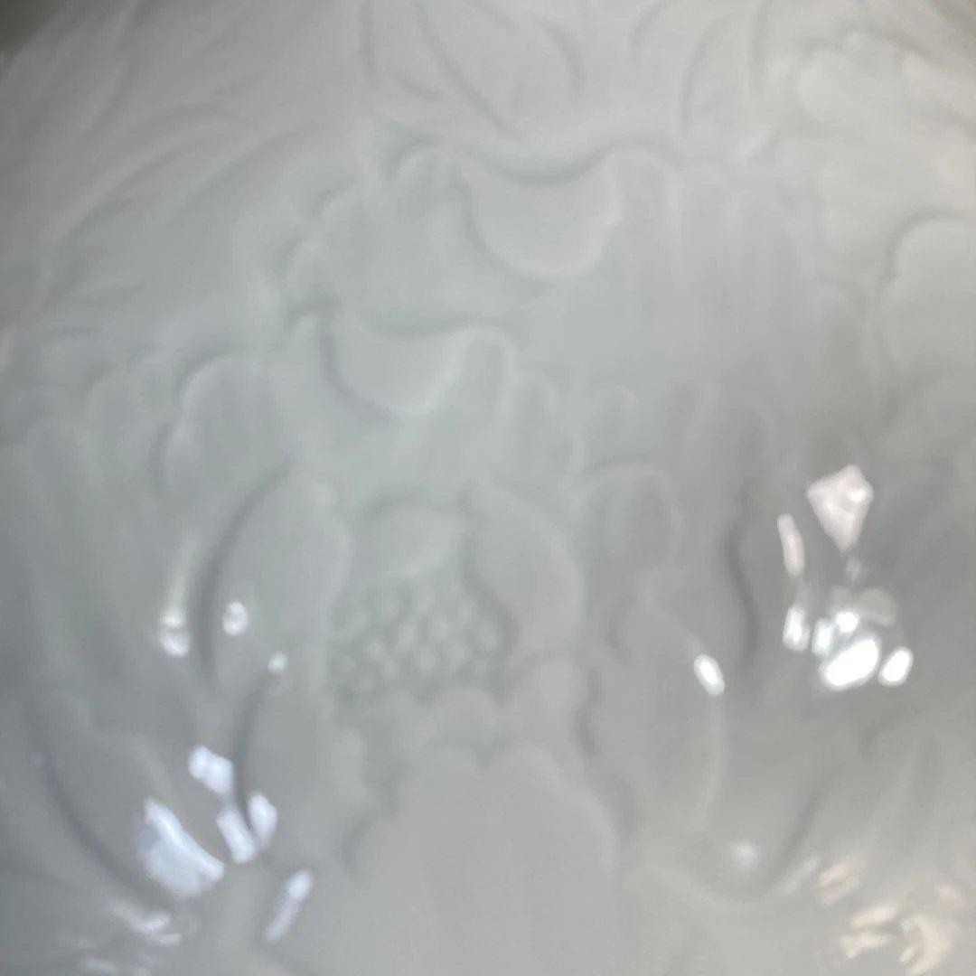 【中尾恭純】白磁の伝統　名窯　伝統工芸会員　中仙窯　中尾恭純作　白磁牡丹彫文　壷