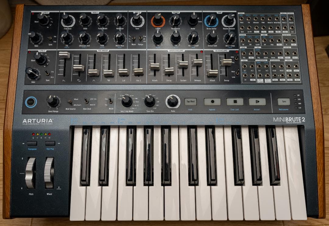 ARTURIA MINIBRUTE 2 シンセサイザー
