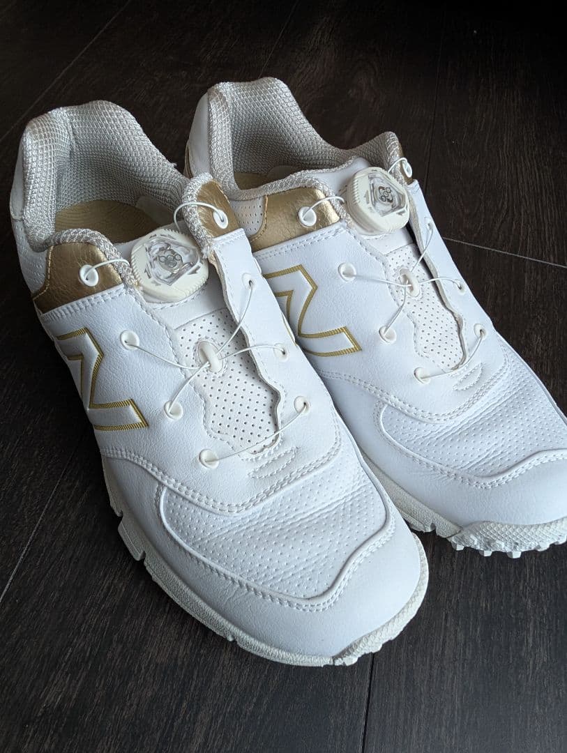 New Balance ゴルフシューズ ホワイト/ゴールド