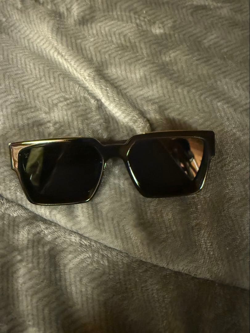 LOUIS VUITTON ブラックサングラス