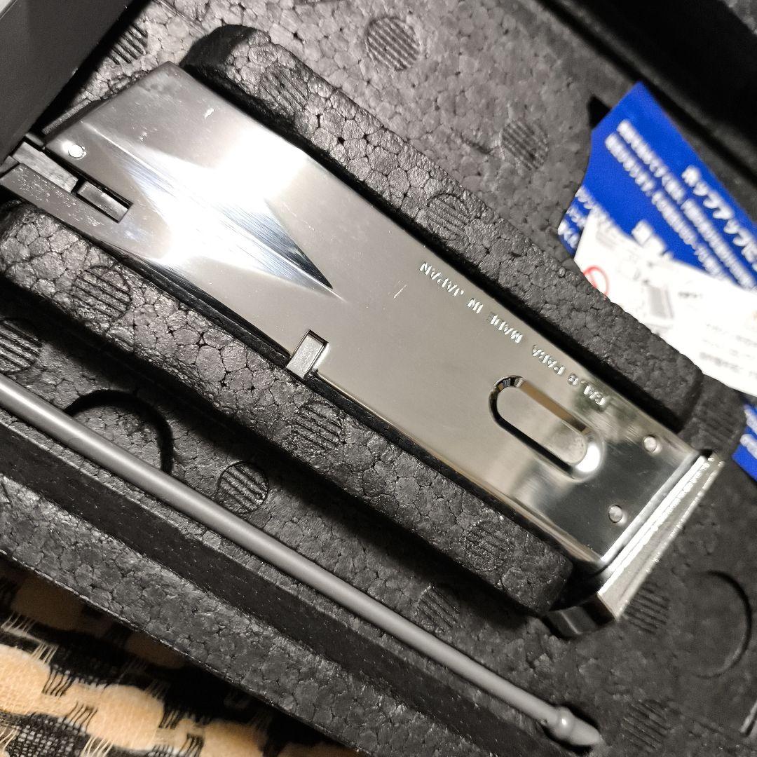 ほぼ未使用品　東京マルイ製　M92F ガスブローバックハンドガン　クロームステン