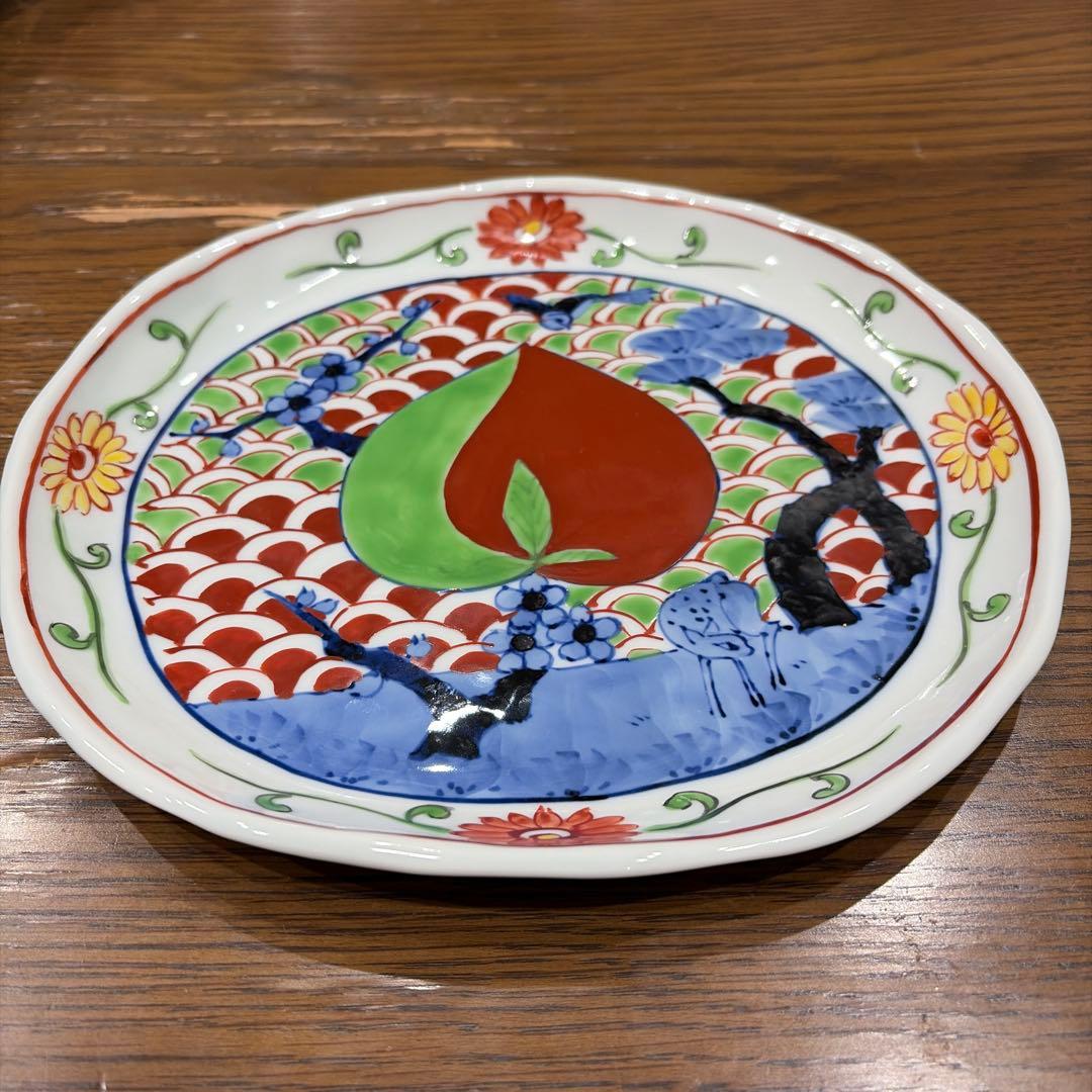 有田焼　泰山窯　大皿　五彩桃絵