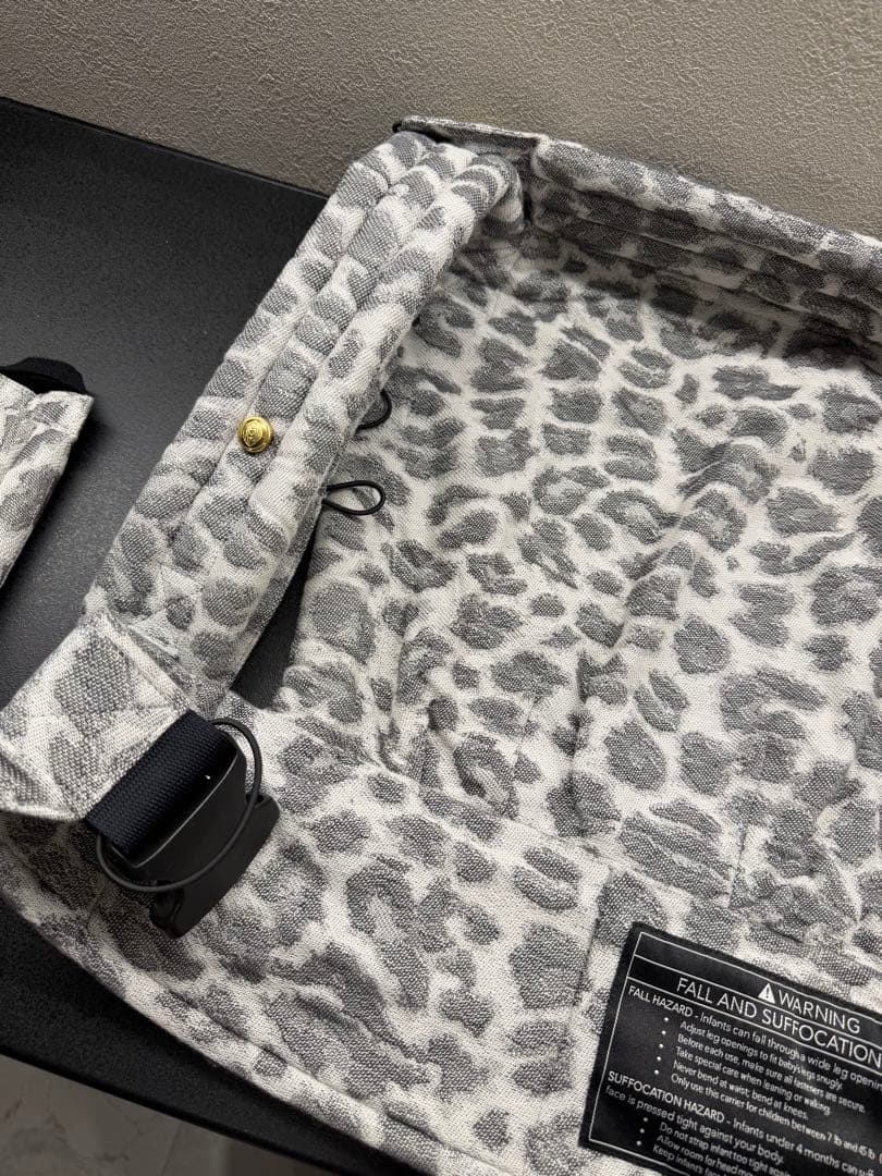 アーティポッペ　レオパード柄 抱っこ紐　ライトグレー