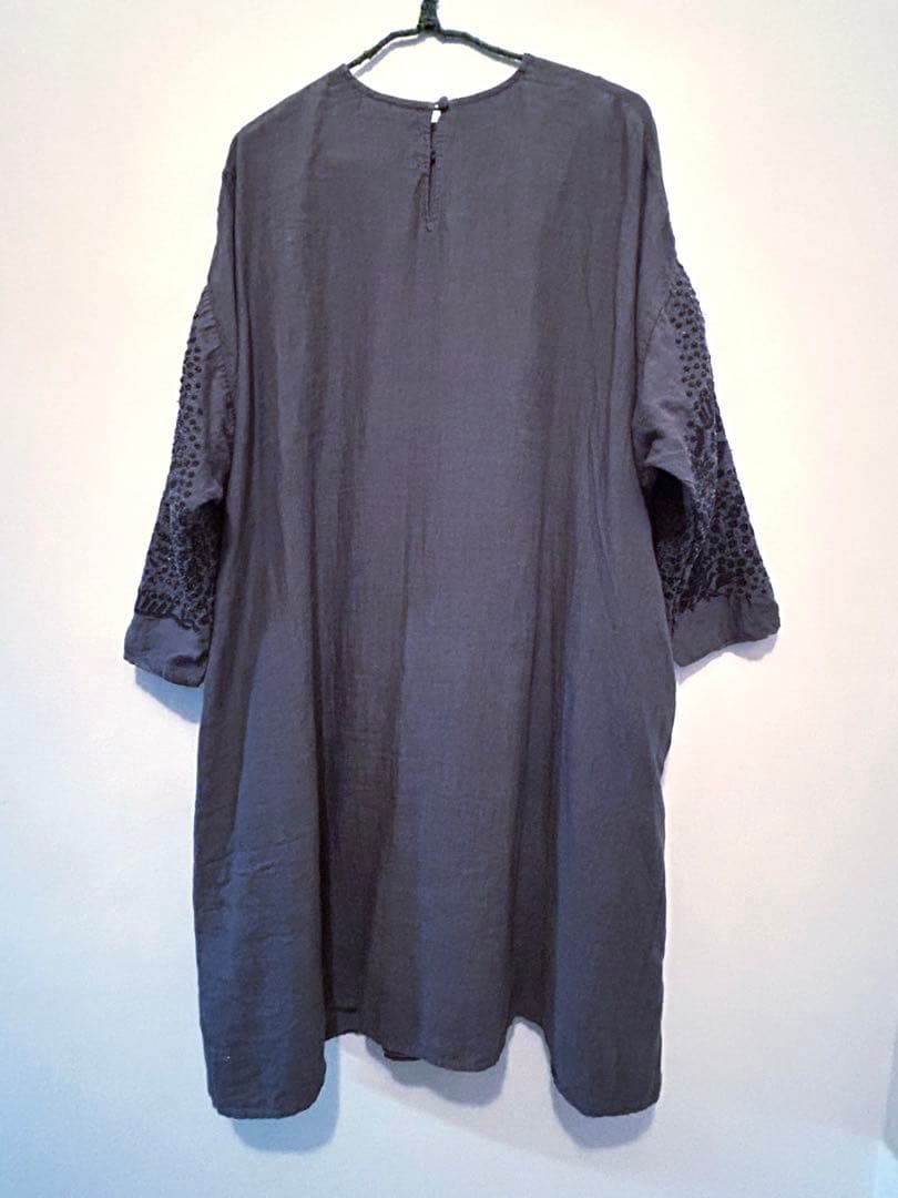 aodress_アオドレス　グレー花刺繍チュニック