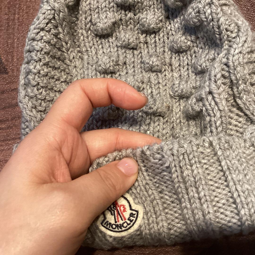 MONCLER グレー ニット帽 ポンポン付き