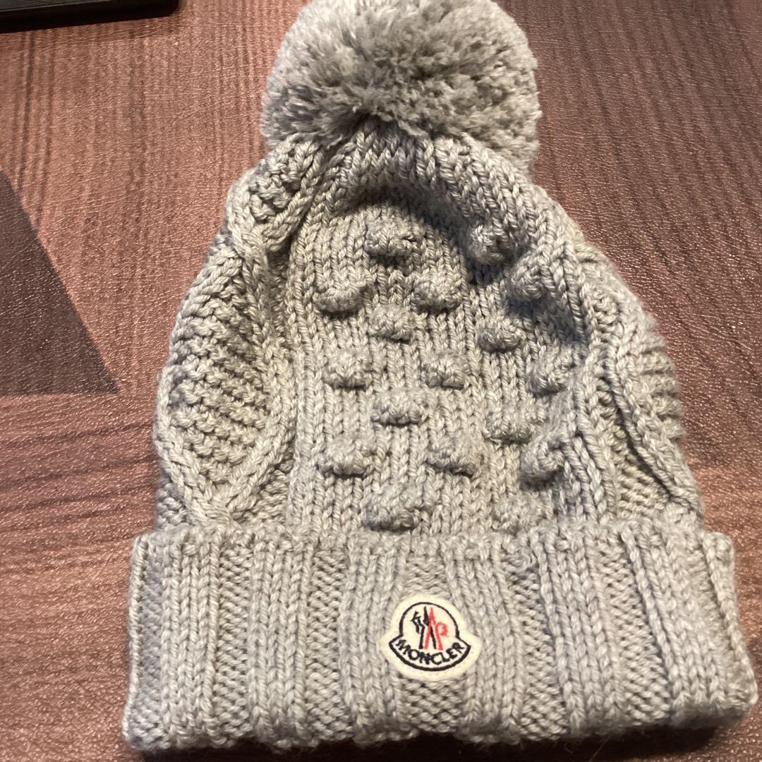 MONCLER グレー ニット帽 ポンポン付き