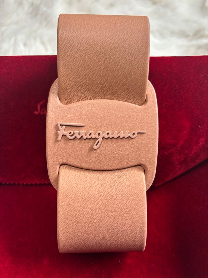 Ferragamo ベージュ ヘアアクセサリー