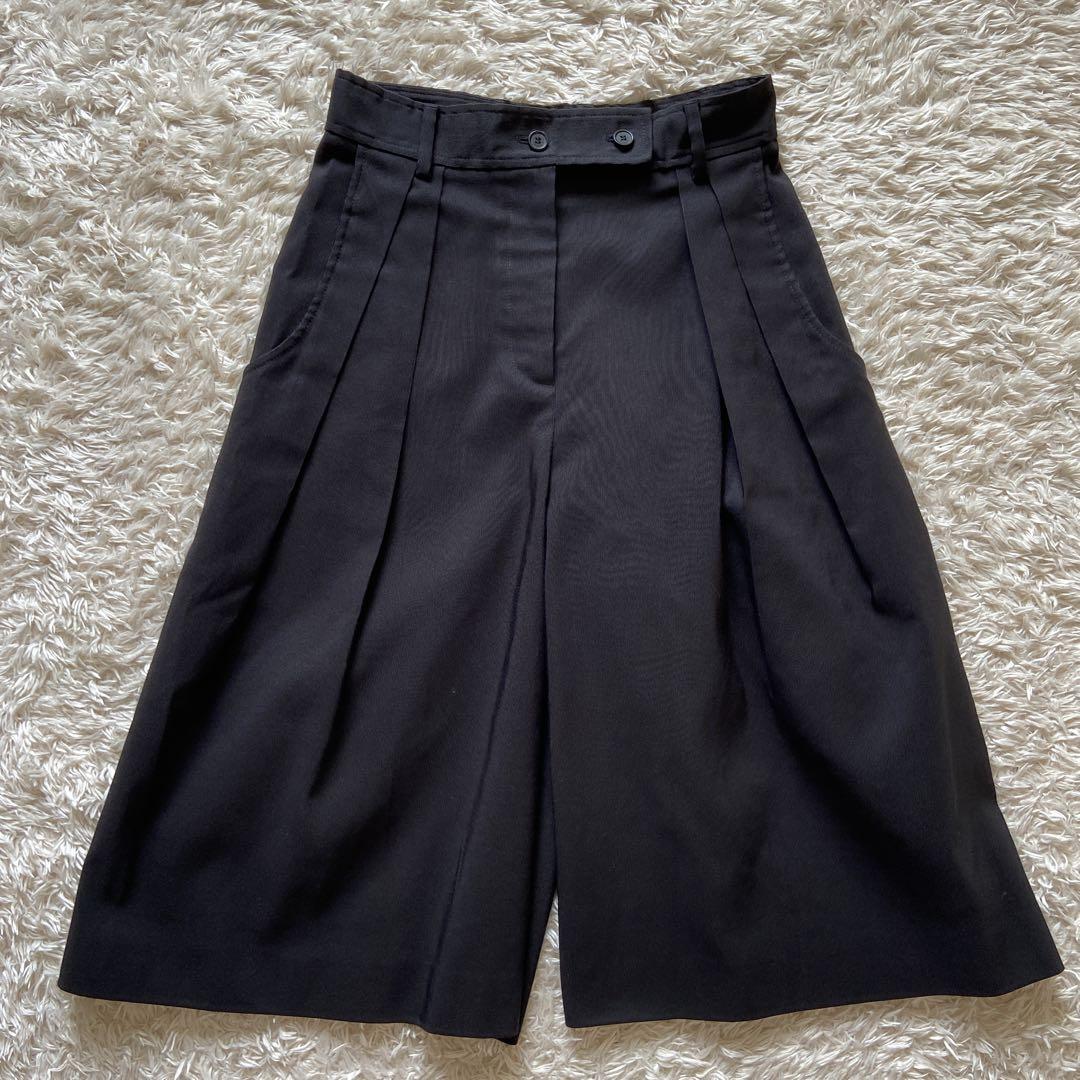 近年　美品　フェラガモ　コットンシルクハーフパンツ　タック　膝下丈　38M位　黒