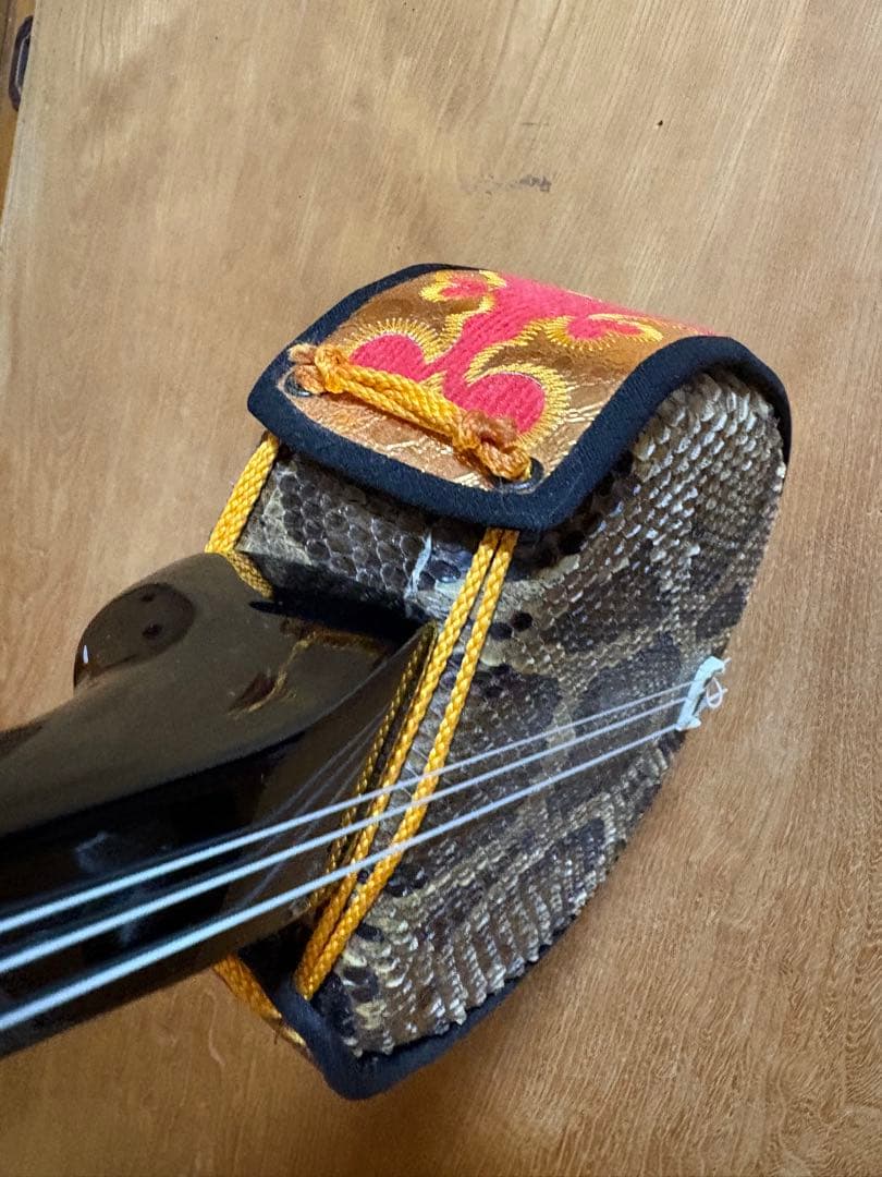 沖縄三線 本蛇皮｜約30年物｜木製スタンド付き｜現状品