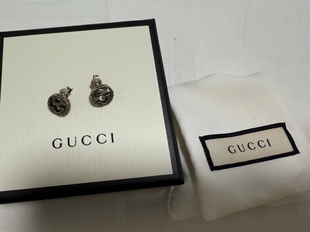 GUCCI シルバー ロゴ スタッドピアス silver925　ショッパー箱付き
