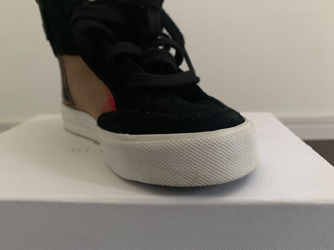 新品タグ付き！　バーバリーチルドレン　スニーカー 黒 チェック柄　14cm