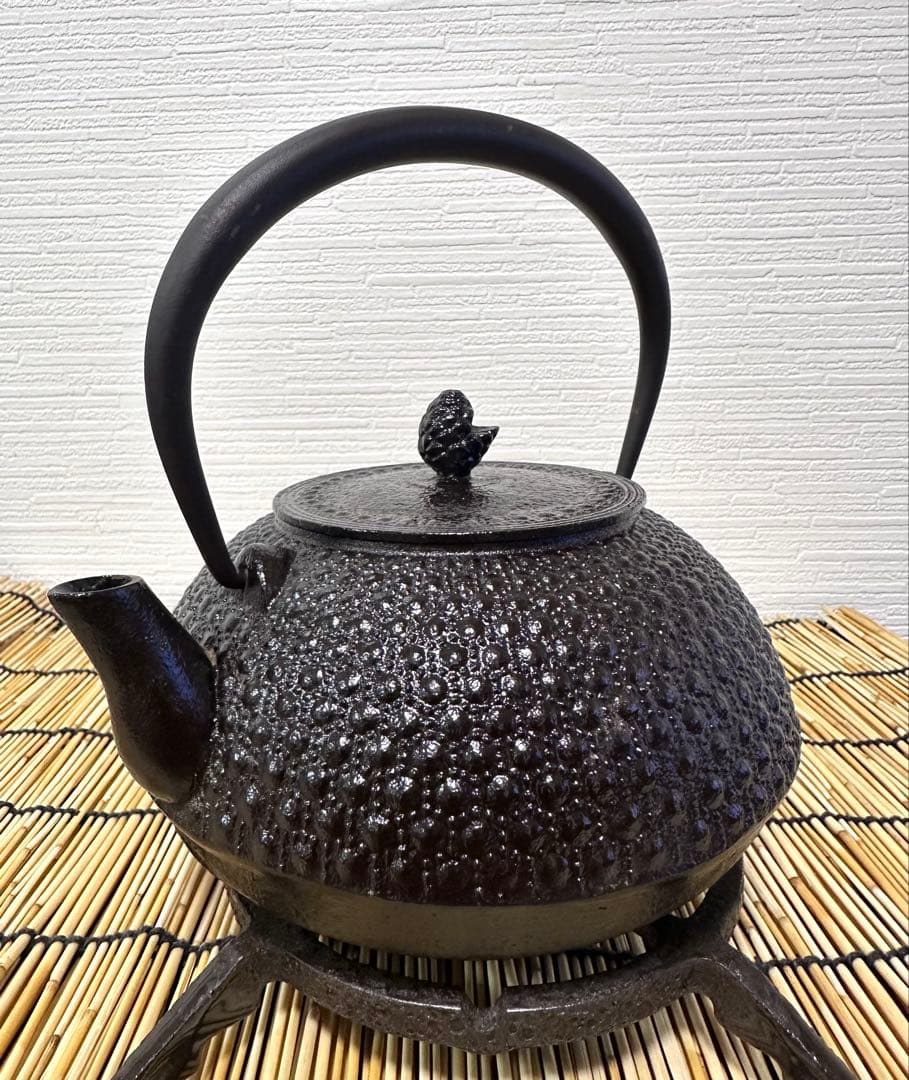 未使用品　岩手県奥州水沢幸工芸　現代の名工 佐藤勝久造　丸平型亀甲霰　南部鉄瓶