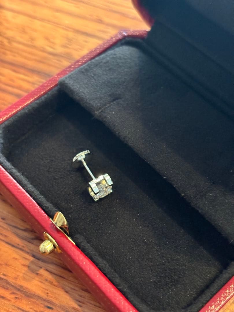 カルティエ0.6ctCドゥダイヤピアス　片耳