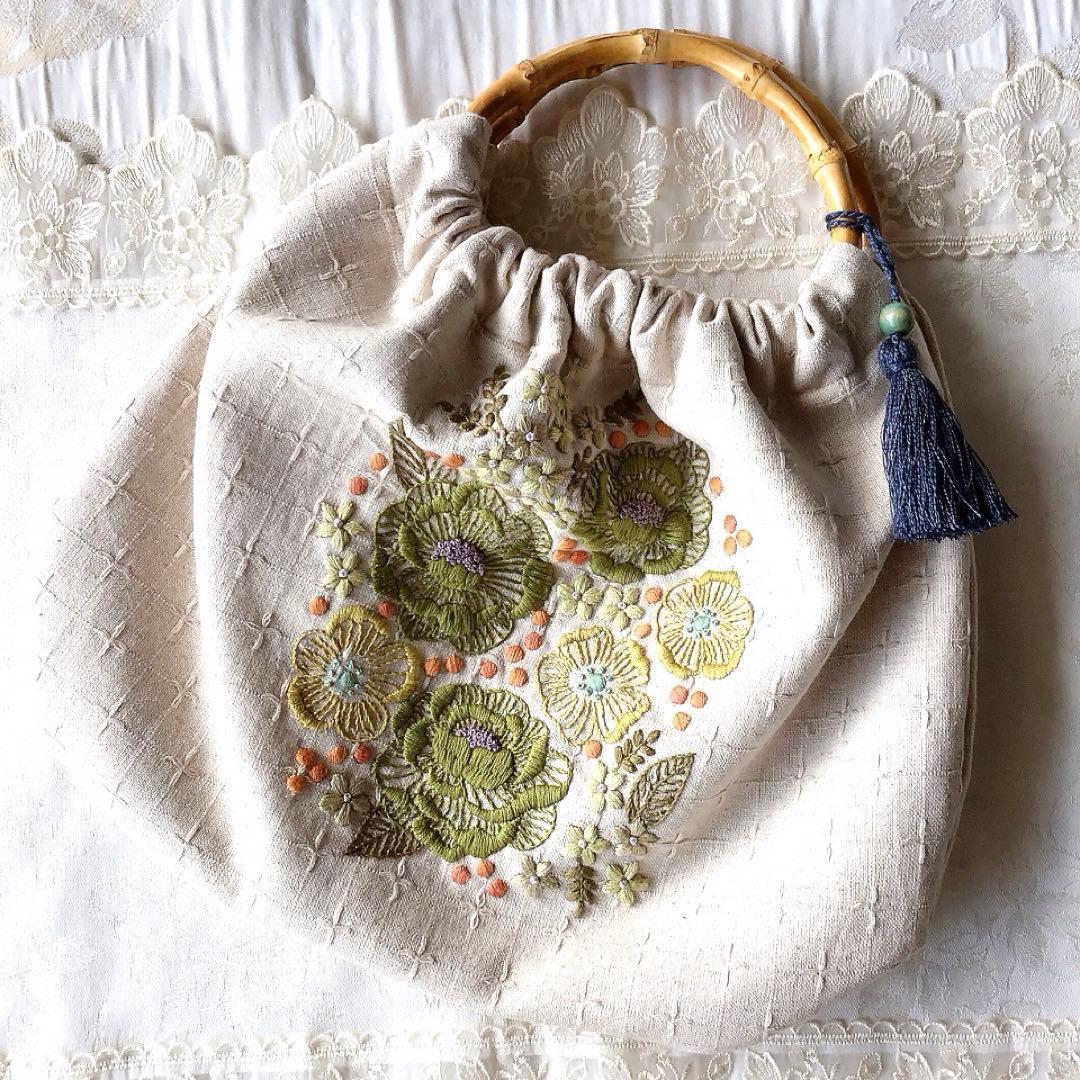 レトロフラワーのバンブーバック　手刺繍　ハンドメイド