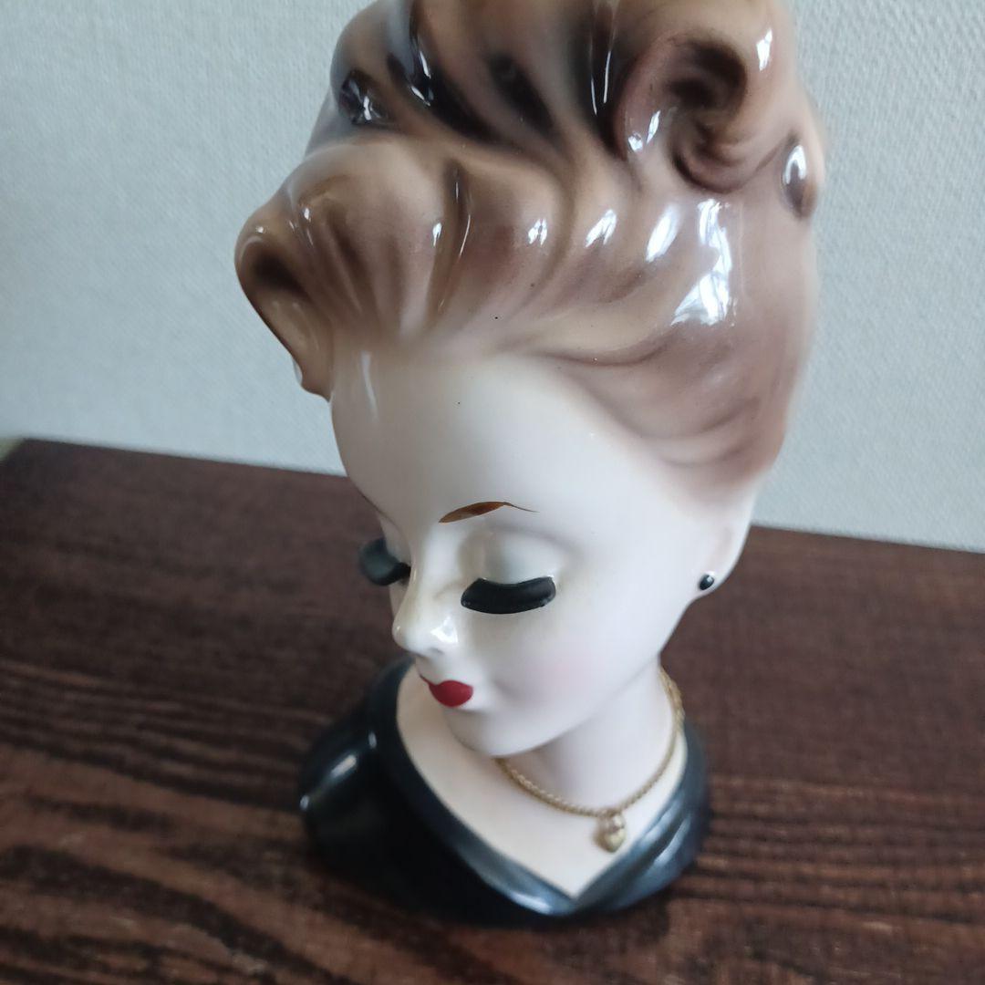 ビンテージ レディヘッドベース 陶器製の置物花瓶　黒のドレスにハートのネックレス