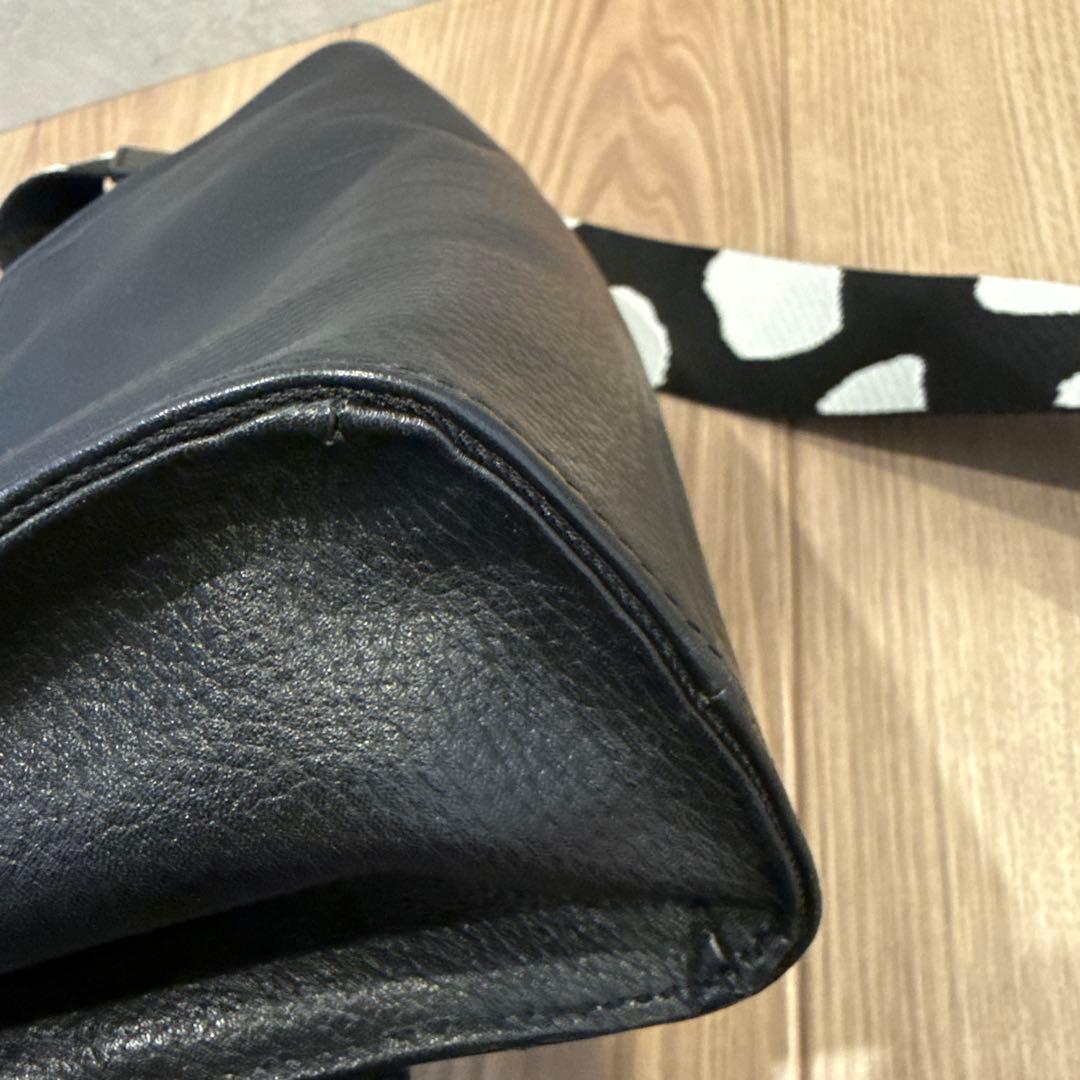 ear パピヨネ◾️本革　軽量470g ボディバッグ 黒 ドット柄ストラップ◾️