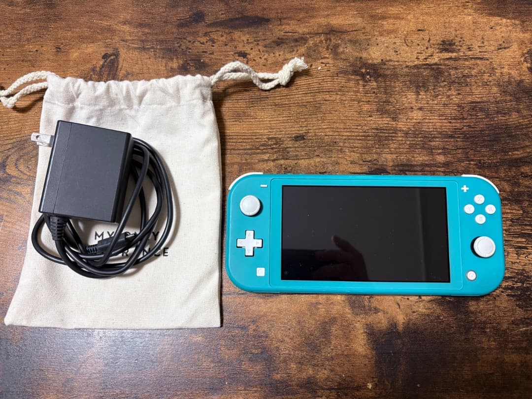 【おまけ付き】Switch Lite 水色・充電器＆モンハンソフト2本おまけ付