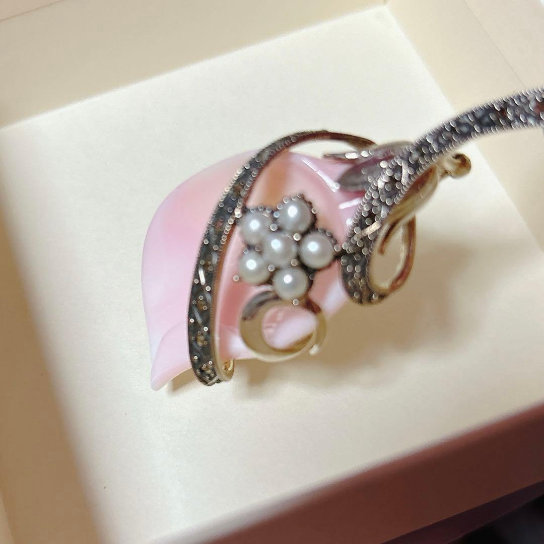 【碌山】コンクシェル　ピンクシェルの１輪のカラー　ペンダントブローチ