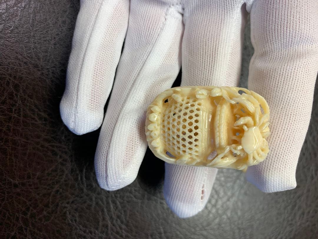 ぞうげ風 蟹と花の彫刻　極上　根付　提げ物　天然素材　アンティーク　置物　鯨歯