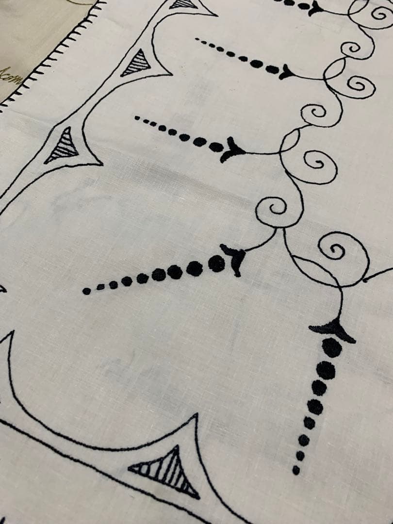 フランスアンティーク　モダンに黒糸で刺繍されたアール・ヌーヴォーの雰囲気が最高