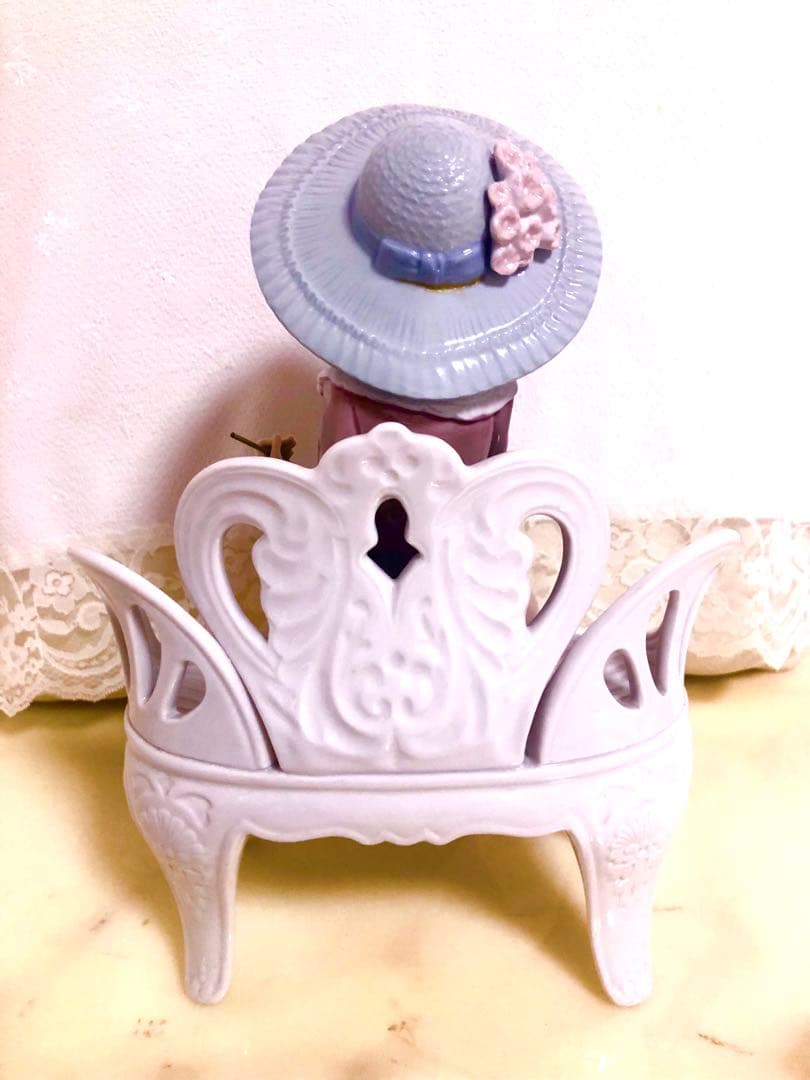 リヤドロ　LLADRO【ベンチに座る女性】WATING IN THA PARK