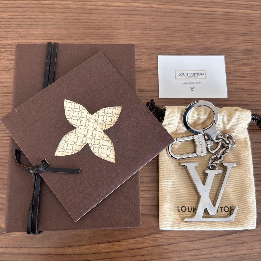 LOUIS VUITTON ルイヴィトン ポルト クレ・イニシャル キーホルダー